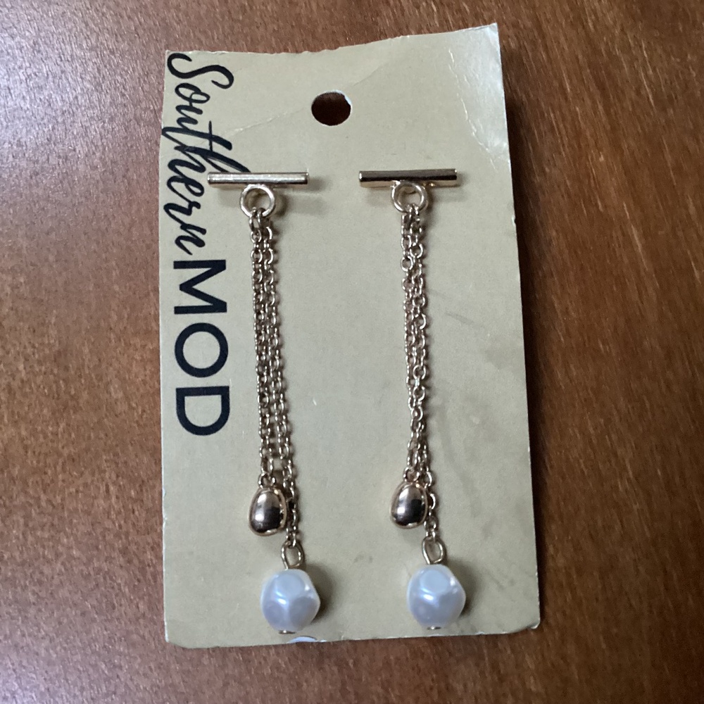 Southern MOD Dangle Drop Gold-tone White Earrings New